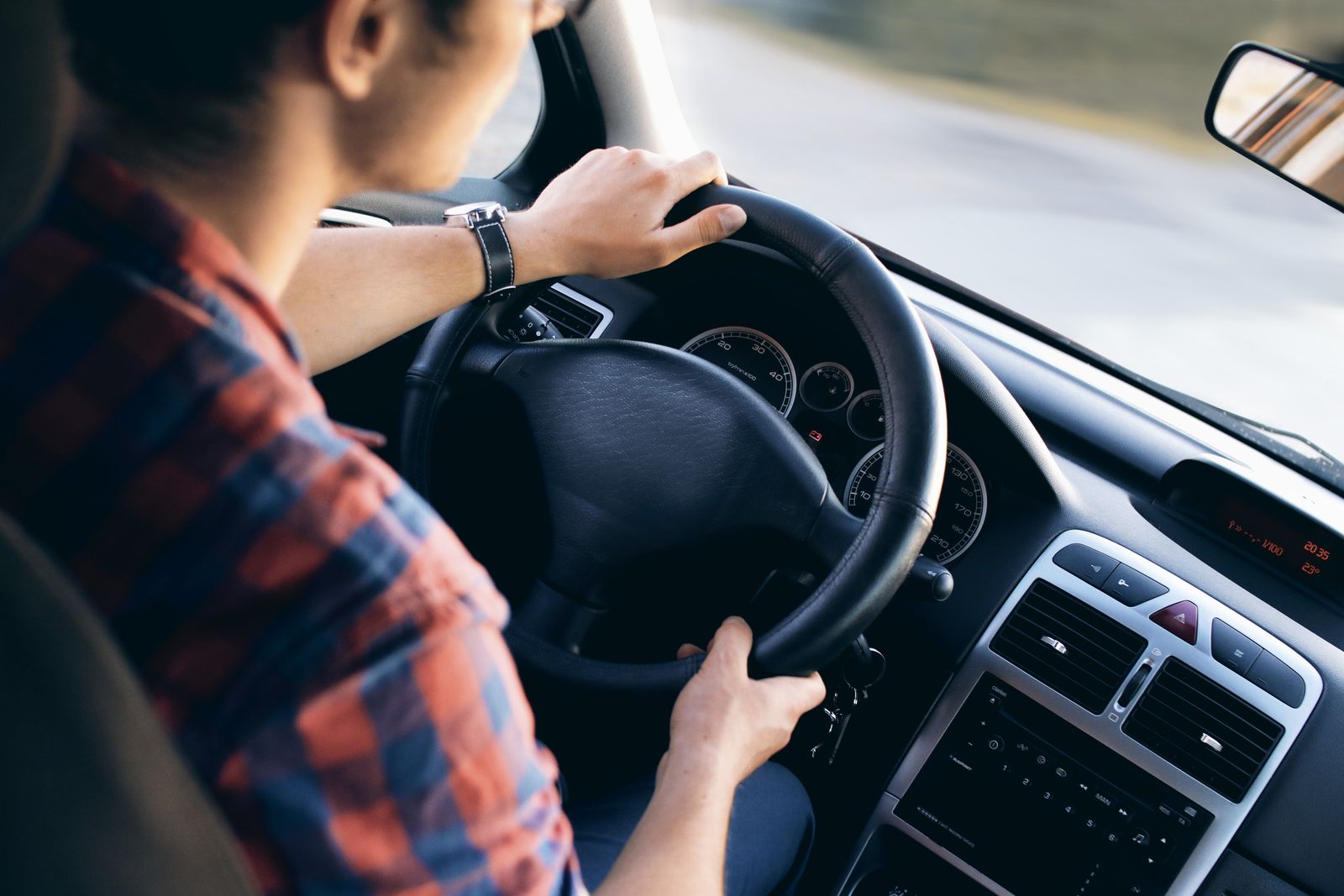 Alumno de escuela de conducción al volante durante una clase práctica