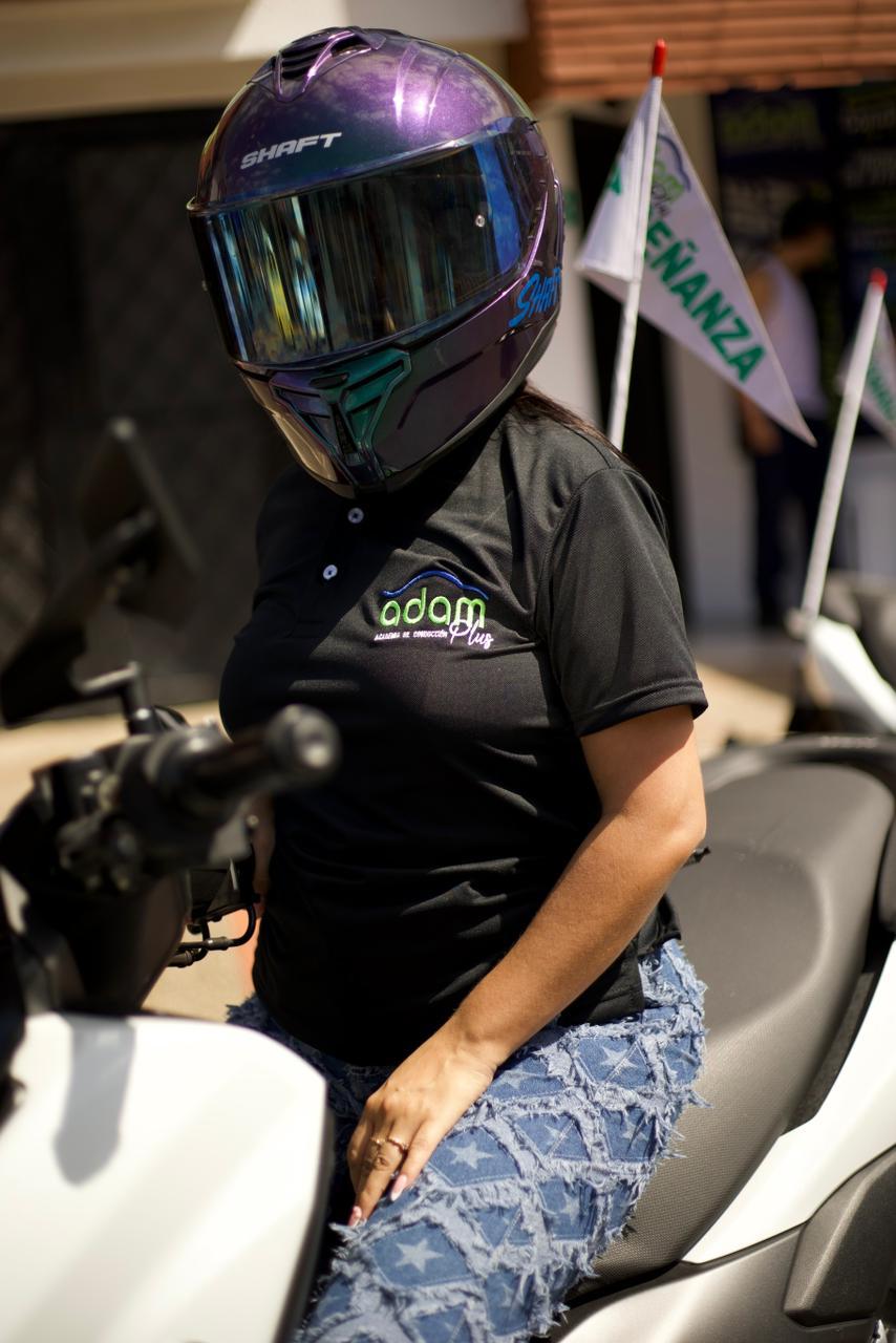 Estudiante de CEA Adam Plus en motocicleta para la licencia A2