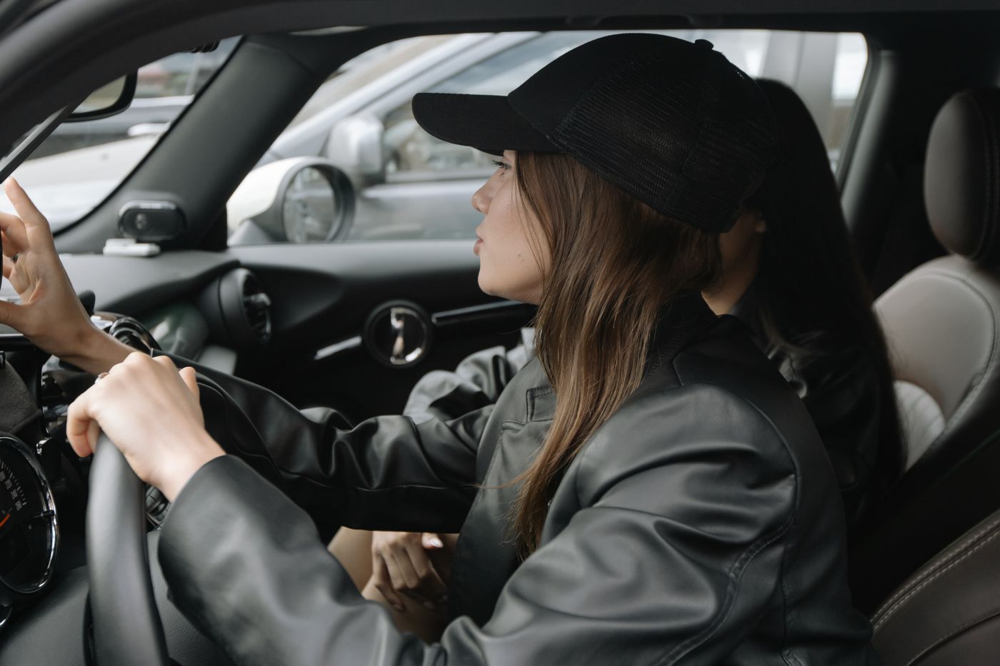 Conductora al volante durante una clase práctica